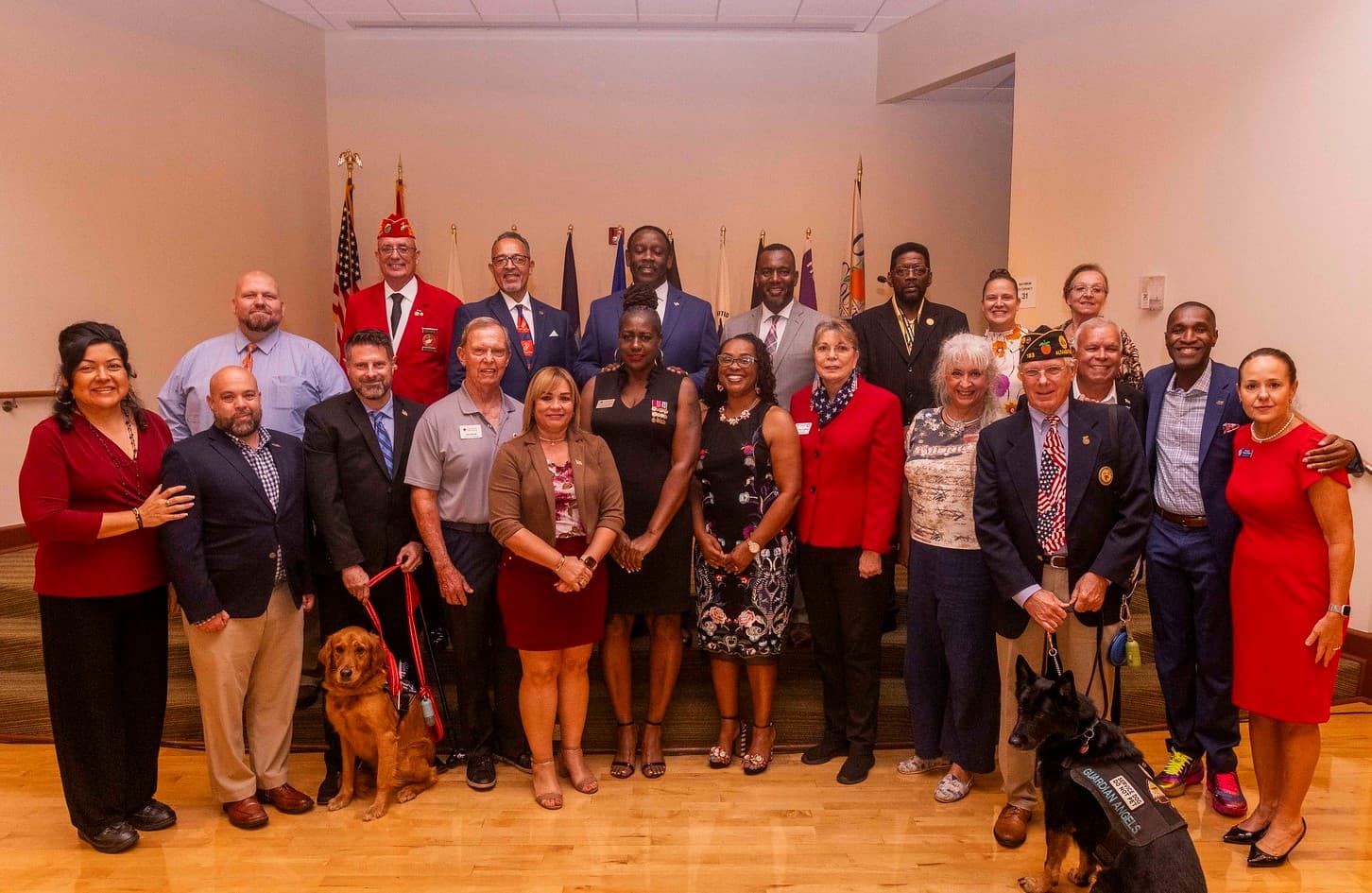Foto grupal del Consejo Asesor de Veteranos del Alcalde del Condado de Orange